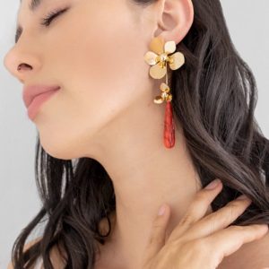 Aretes Largos Flor Dorada con Dije Vino