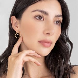Aretes Dos Argollas Entrelazados Dorados